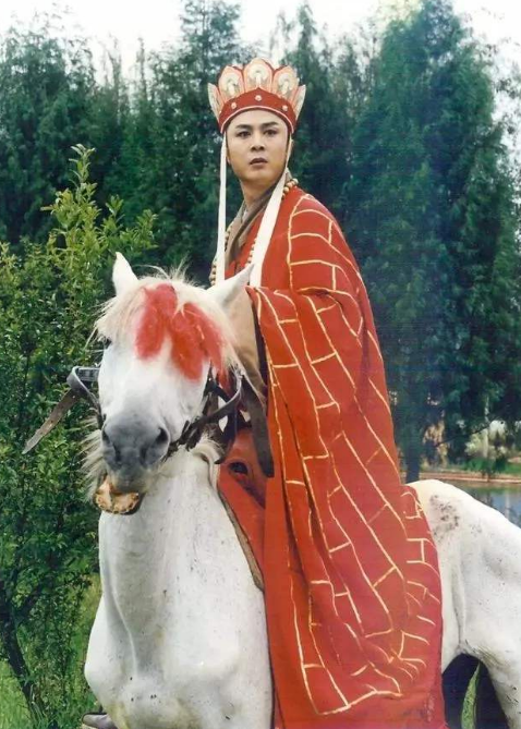 个徒弟比起来,唐僧的选角就要更多的考虑外形因素的,要有大唐高僧之美