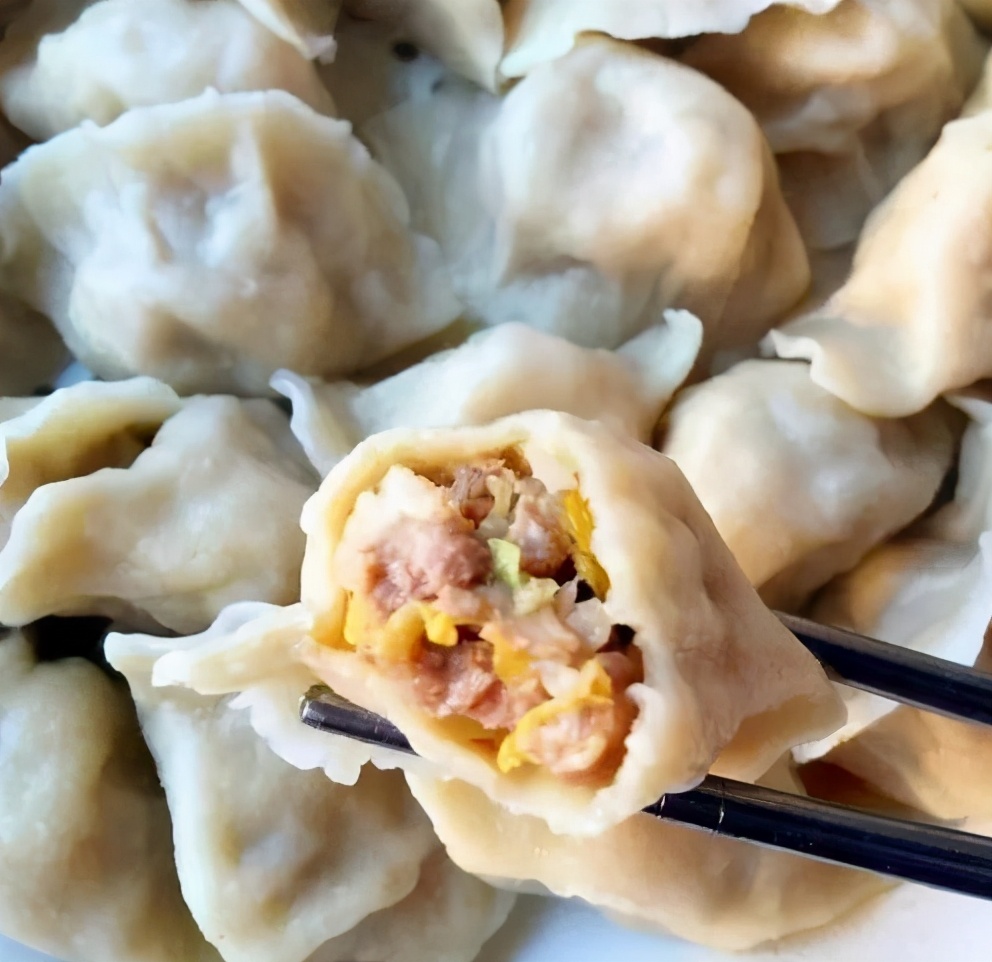 包酸菜饺子,记住2个字,保证油润鲜香,饱满多汁,想不好吃都难