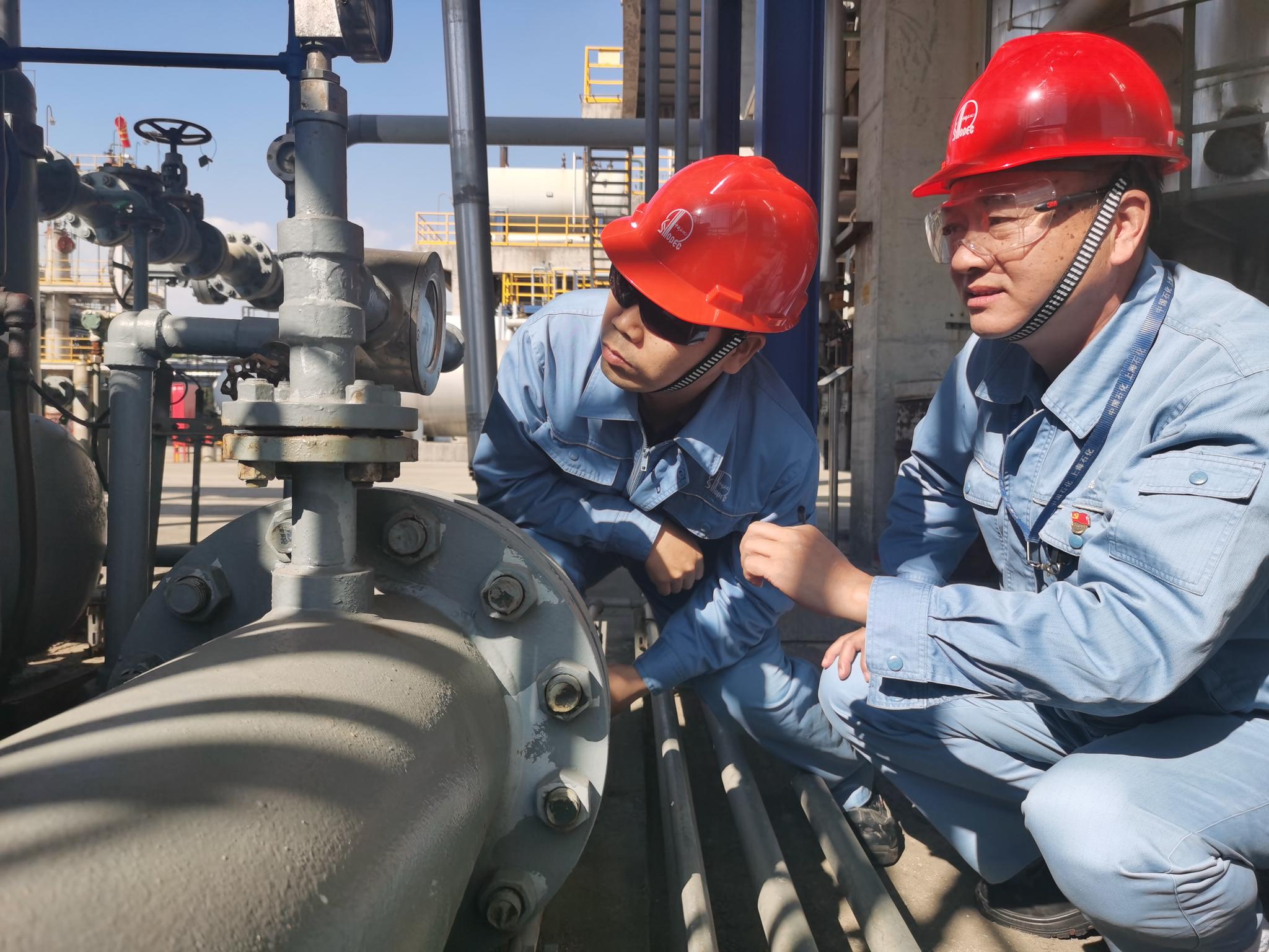 上海石化化工部管理人员在优化生产运行.