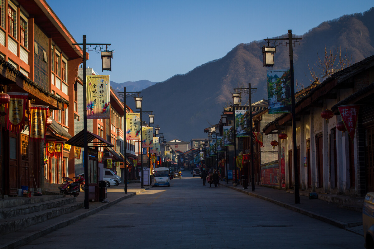 陕西又一古镇爆火,耗资二十个亿,不收门票,游客:真不错!