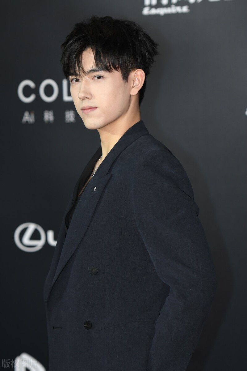 陈飞宇一袭黑色小西装出席活动,尽显个人成熟帅气