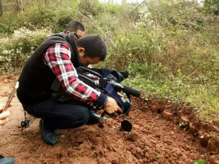 男子野外挖出大量神秘瓷器，引起大量居民哄抢，大跌眼镜休闲区蓝鸢梦想 - Www.slyday.coM