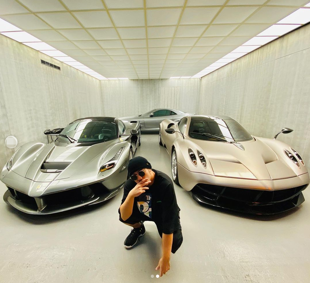 周杰伦不开限量超跑,骑电动车出门太低调,不工作一年也能赚4亿|年收入