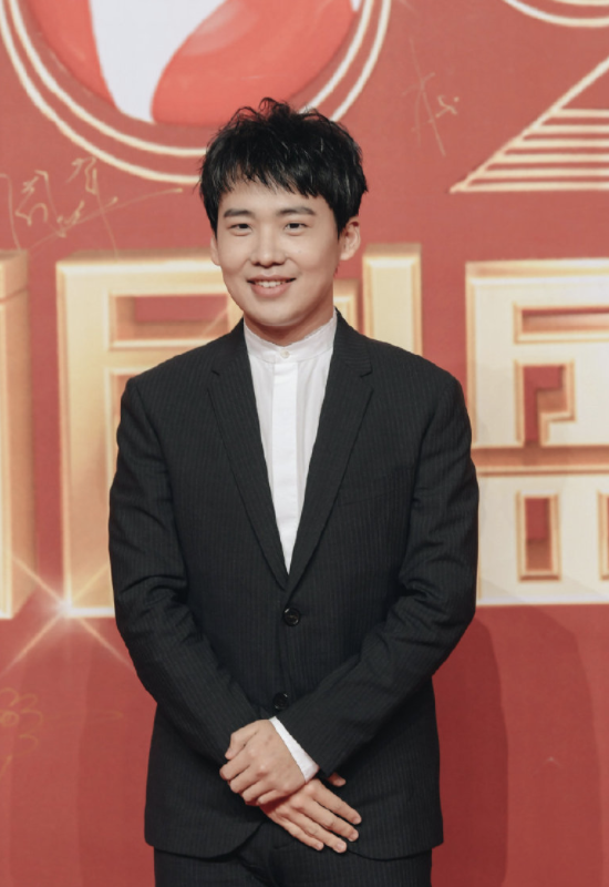 相比买菜造型的郭德纲,郭麒麟还算是好好打扮了一下,就是衬衫领子让人