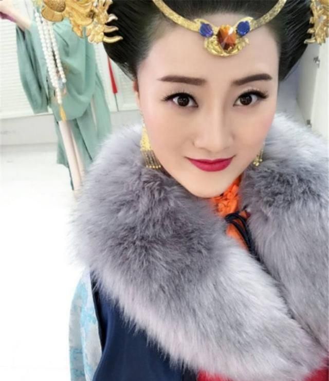 但是看到换上古装的葛珊珊,你能想到她是王云的饰演者吗?