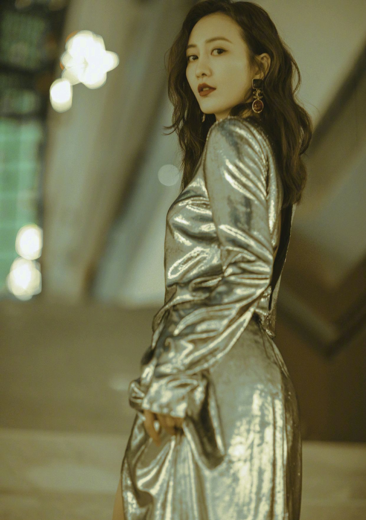 王鸥颜值高就是任性,穿银色亮片连衣裙优雅高级,高调张扬真惹眼