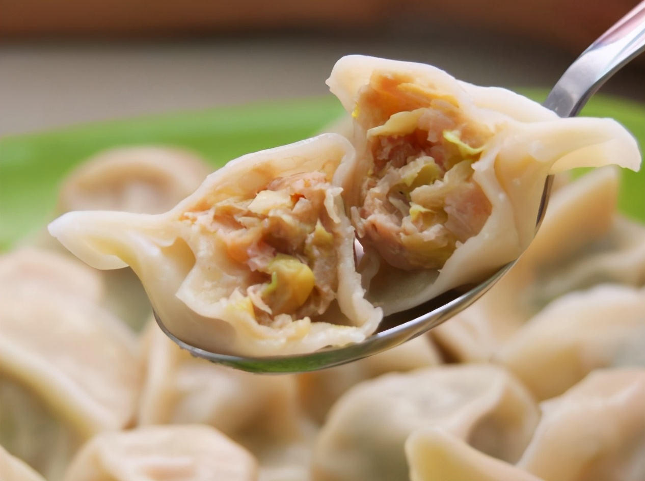 包酸菜饺子,记住2个字,保证油润鲜香,饱满多汁,想不好吃都难