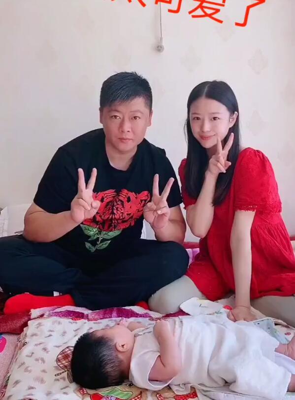 谢永强这抱娃姿势有待于提高,小朋友脑袋都耷拉下来了,还是得孩子妈妈