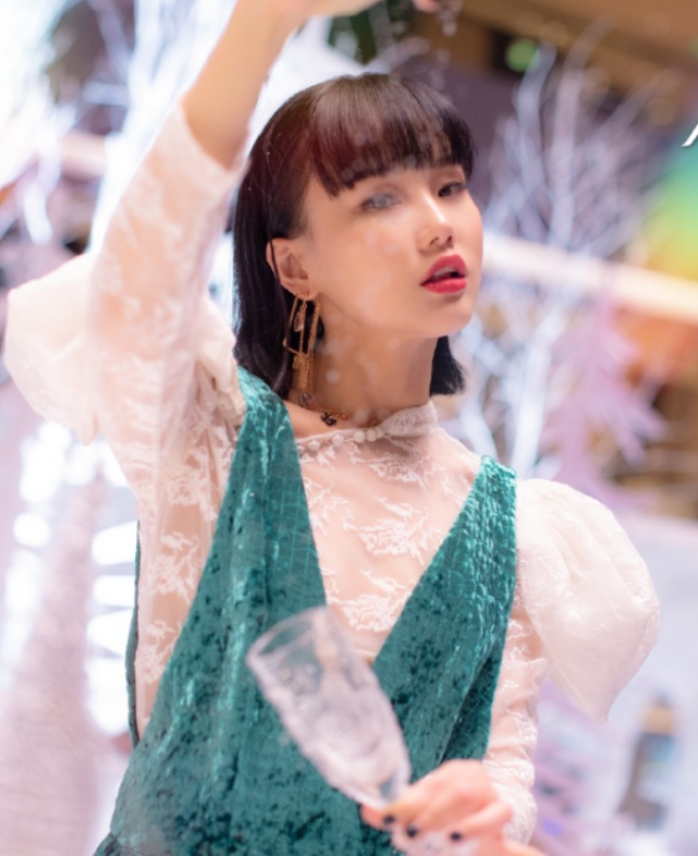 不懂黄龄为何那么美看到她妈妈的时尚大片后秒懂其中缘由