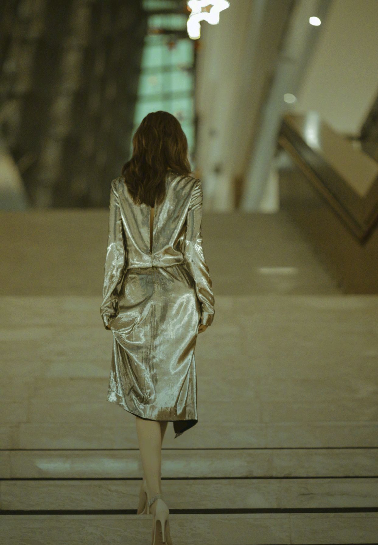 王鸥颜值高就是任性,穿银色亮片连衣裙优雅高级,高调张扬真惹眼