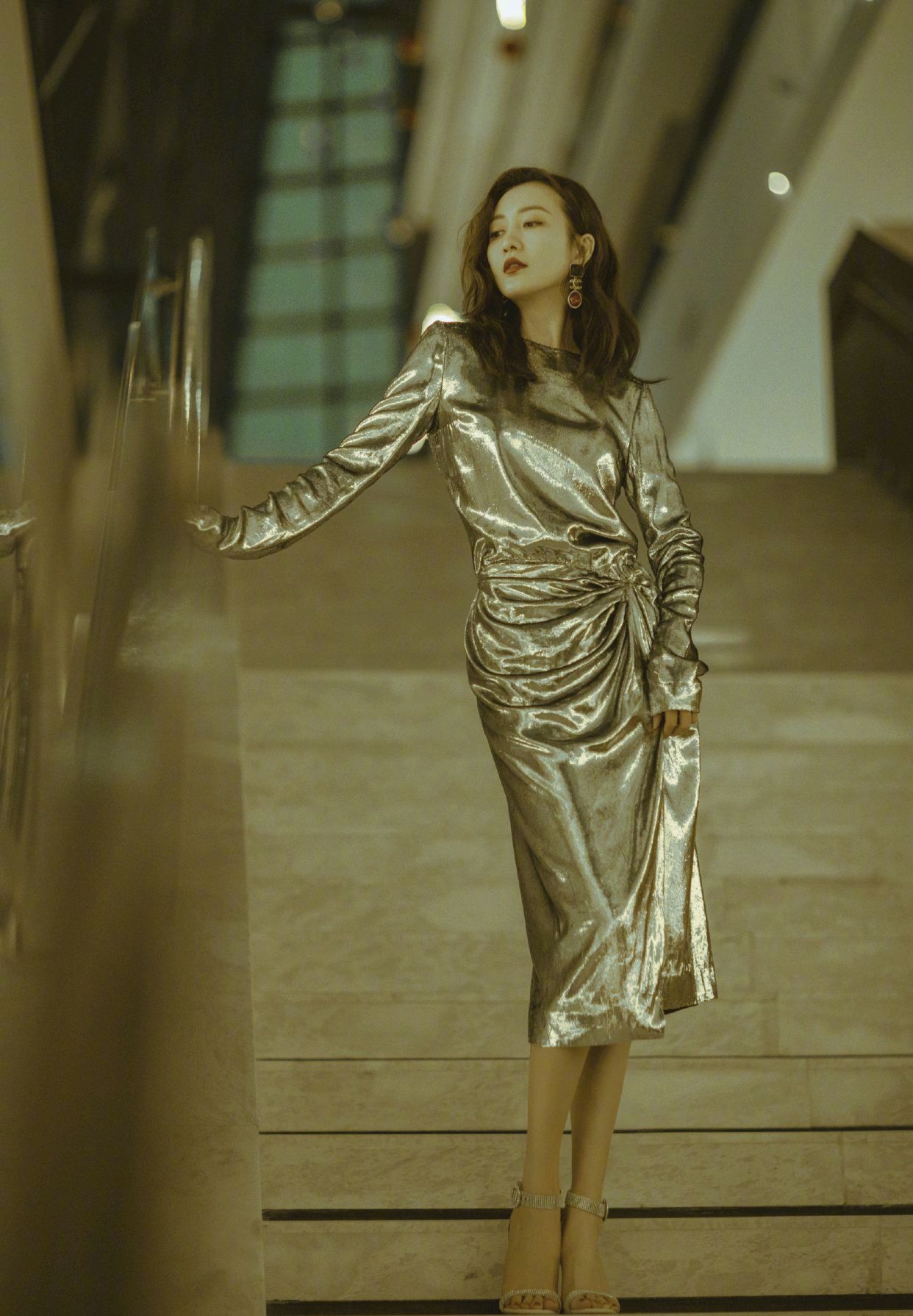王鸥颜值高就是任性,穿银色亮片连衣裙优雅高级,高调张扬真惹眼