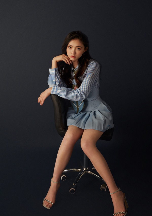 林允是第一个拿背心当jk裙穿的人,看到全身照那刻这腿谁顶得住