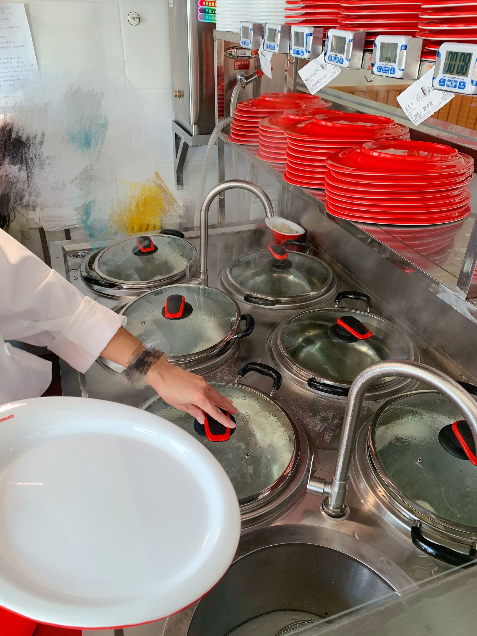 现吃现包的饺子,透明的厨房.