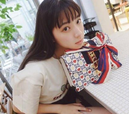 欧阳娣娣"仿姐式"长大,和欧阳娜娜撞造型,笑起来堪称复制粘贴