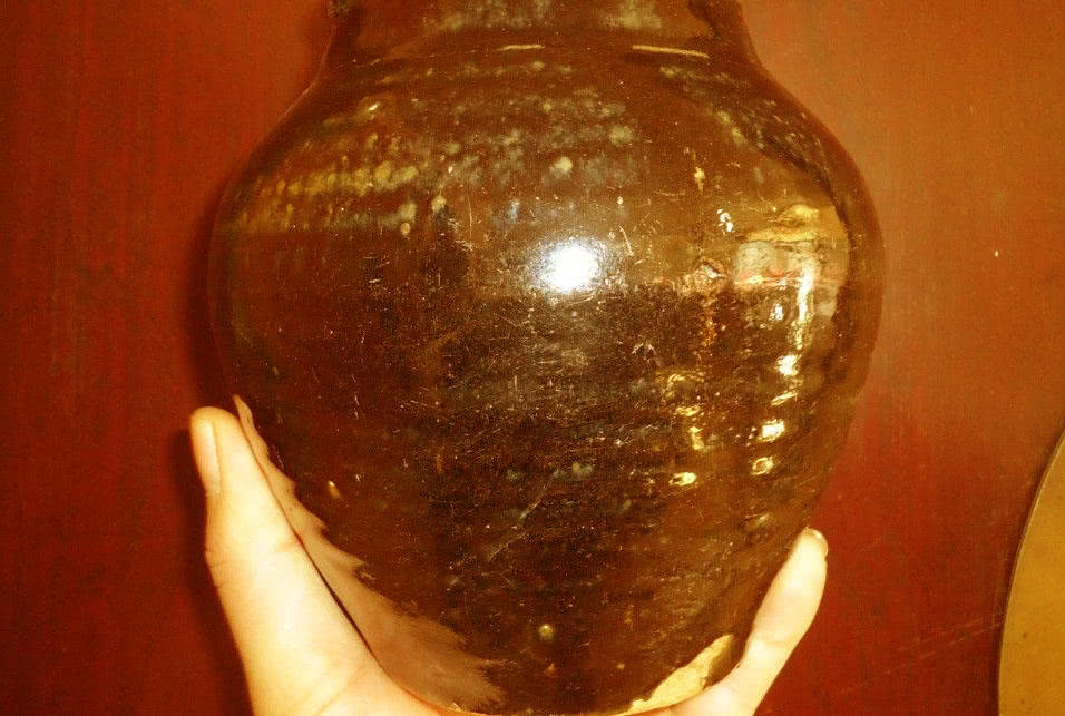 男子野外挖出大量神秘瓷器，引起大量居民哄抢，大跌眼镜休闲区蓝鸢梦想 - Www.slyday.coM