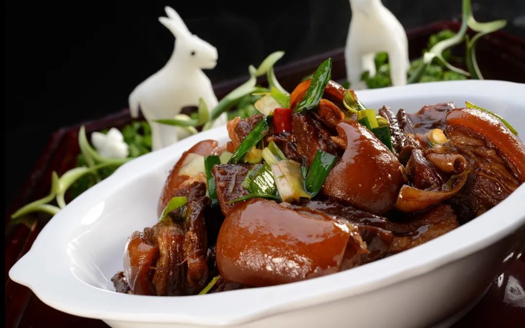 滋味一碗地道的红烧羊肉鲜香不膻有窍门