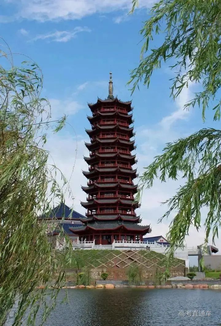 南医科顺德校区的美景远近闻名,景湖虹桥凌云塔,还有古色古香的建筑