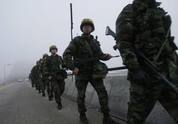资料图：韩国士兵在延坪岛巡逻。（新华社）