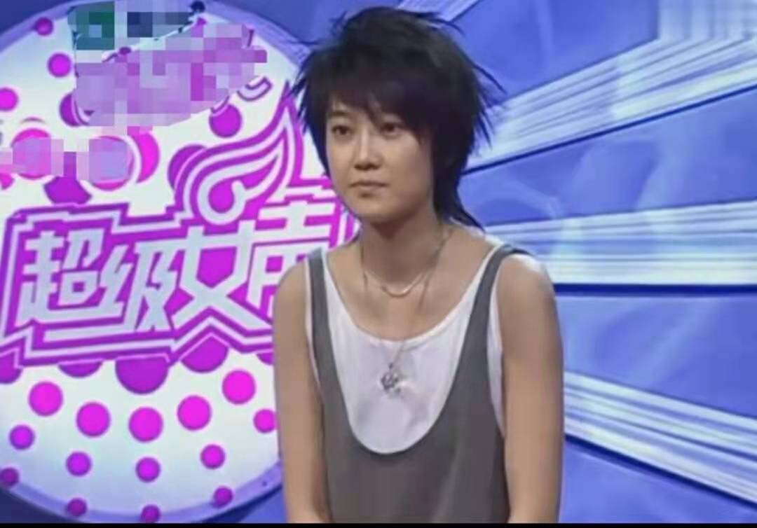 06年超女季军刘力扬近况,县城商演场地简陋,身材发福被嘲太油腻