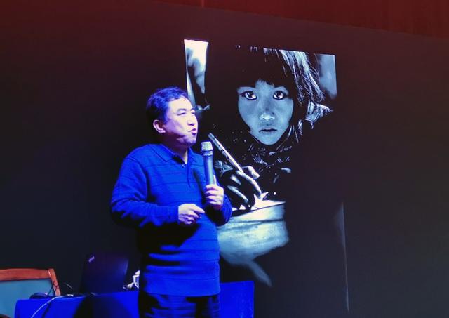 解海龙做客安庆师范大学站了三小时没喝一口水学子哽泪聆听