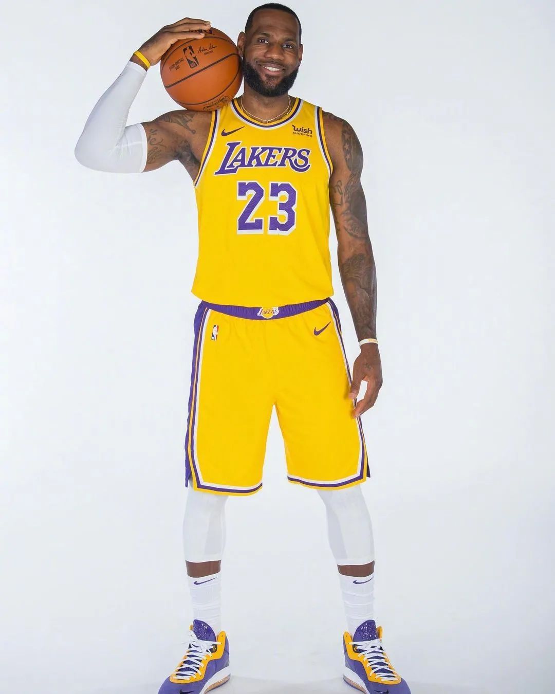 湖人新赛季定妆照!生涯第18个赛季!他果然是nba最持久的球员