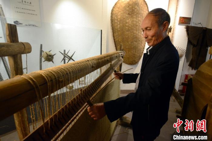 手工编织的草席 庄向娟 摄