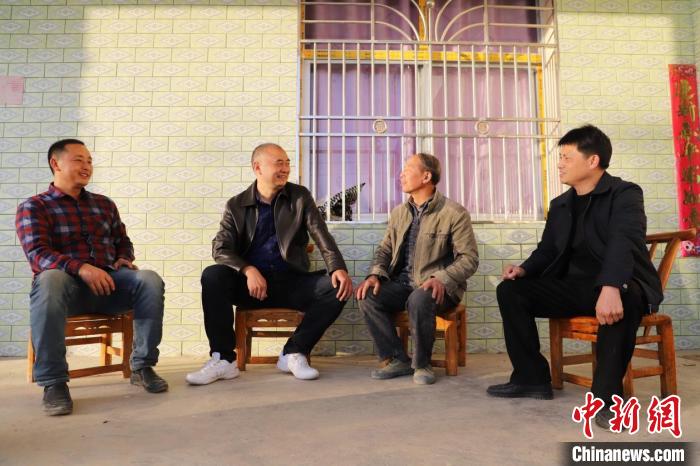 郭发超率技术员走访吴吉学家 杨秀娟 摄同村的陈敏2019年种植烤烟40亩