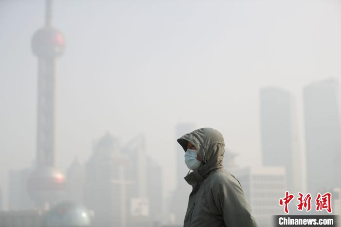 上海连续两日遭遇雾霾锁城