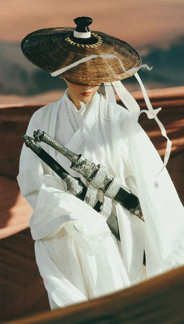 片花中,她身穿白衣头戴斗笠,侧脸垂目间有一种高手的疏离感.