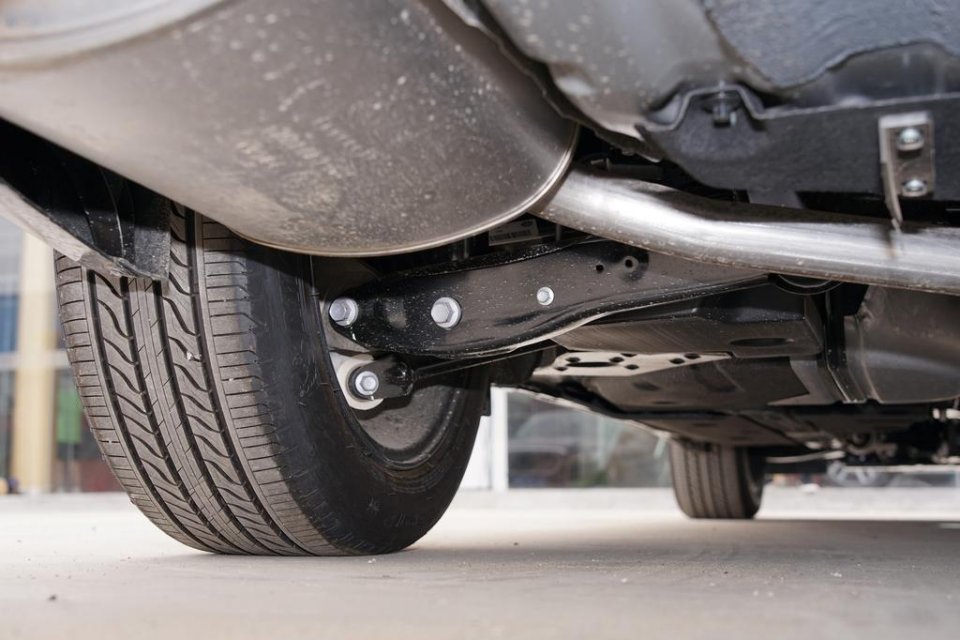 悬挂,后多连杆式独立悬挂,驱动方式为前置后驱,其底盘调校的非常舒适