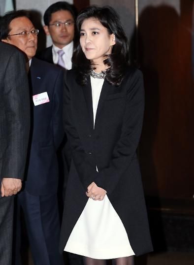 李富真不愧是"豪门千金",西装配丝袜,50岁还是美得那么出众|丝袜