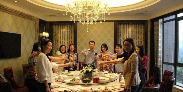 公司老板请客大家不敢随便点女同事点了份龙虾几天后被辞退