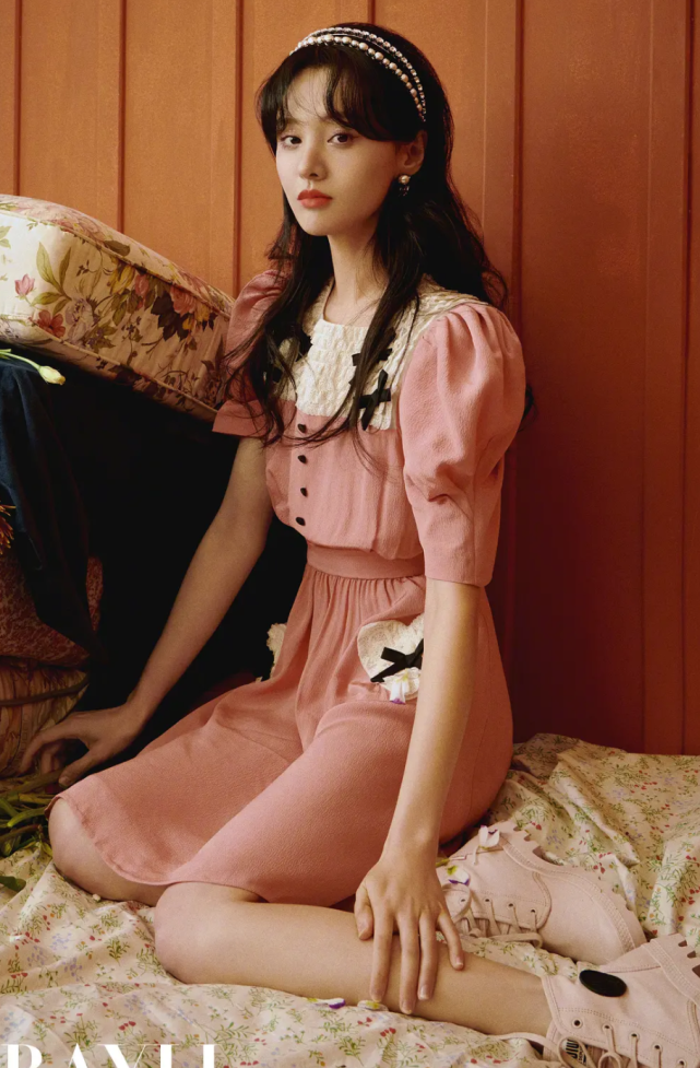 郑爽新封颜值回春,复古造型贵气优雅,抹胸黑裙尽显优越肩颈线