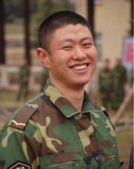 赵荀这一路走来可谓是根红苗正,顺风顺水的,2008年,他就出演了电视剧