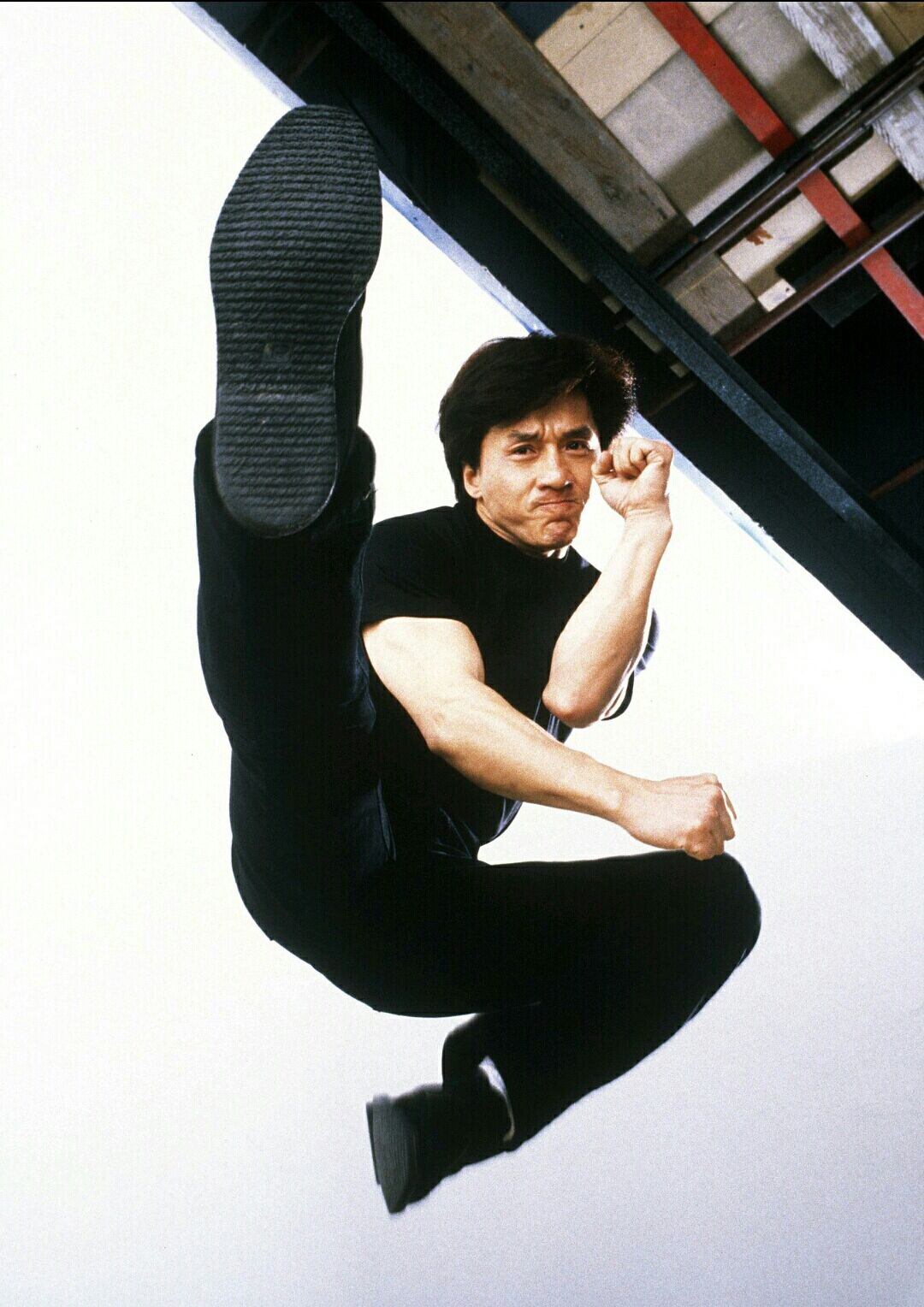 但实际上,成龙也有被摄像机遗忘的时候,他十几岁时候的照片和影像几乎