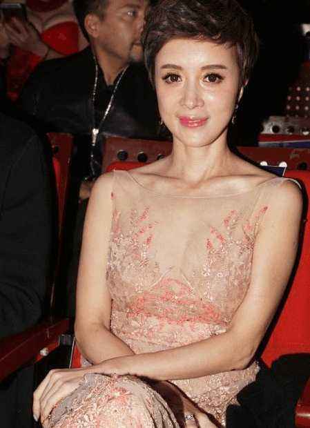 金巧巧生图曝光现真容,虽然穿了条小白裙,但脸仍然很显老啊