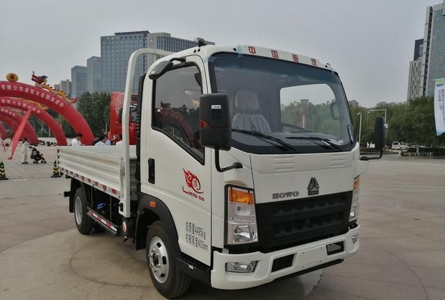 潍柴万里扬强悍输出howo轻卡小金牛助用户追逐梦想牛气冲天