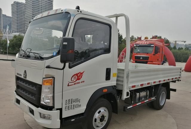 潍柴万里扬强悍输出howo轻卡小金牛助用户追逐梦想牛气冲天