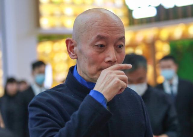 葛优近照老太多!两颊凹陷满额皱纹如刀刻,眼袋深重下垂眼神无光