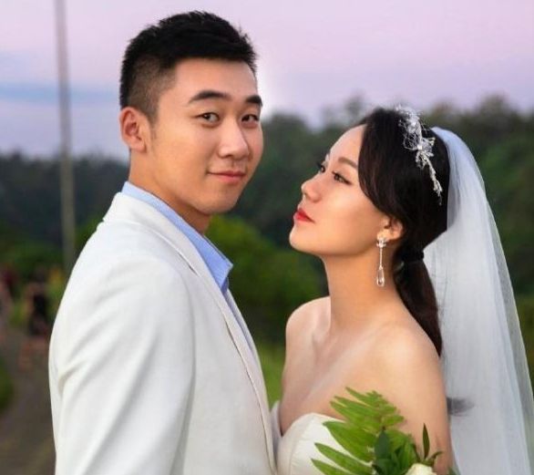 洪炜幸福地在微博上晒出了结婚照,队友和球迷纷纷送上祝福.