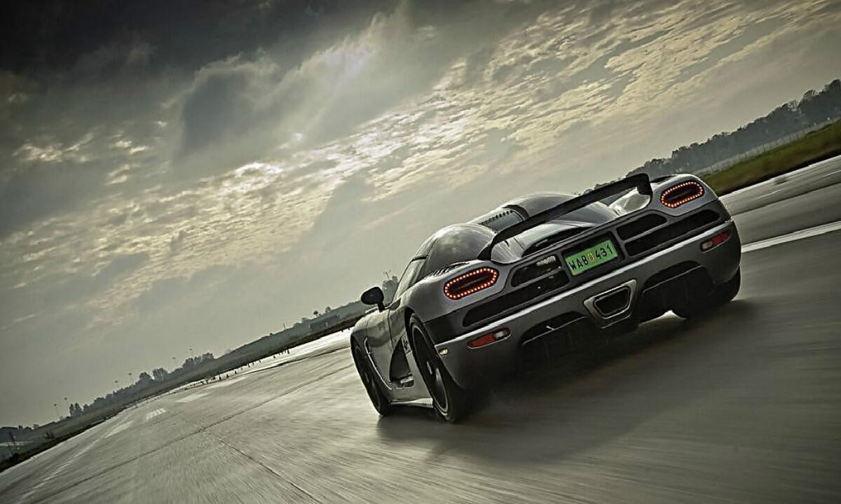 但豪车对于普通人来说,还是有一定的距离.