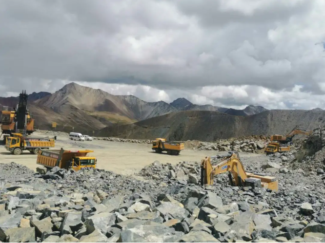 联合动力yc6k13重型发动机的矿用车在海拔5400米的西藏巨龙铜矿投用