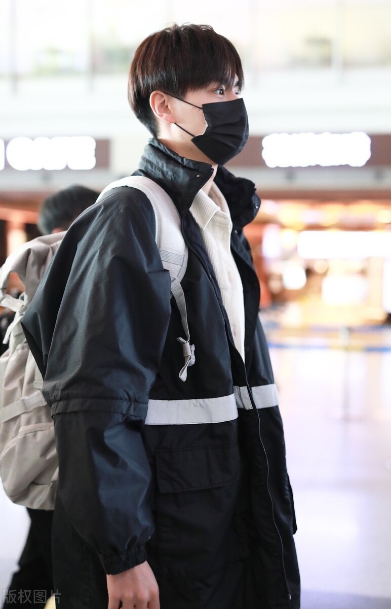 胡一天身穿工装大衣配黑色长裤现身机场,眼神魅惑又迷人
