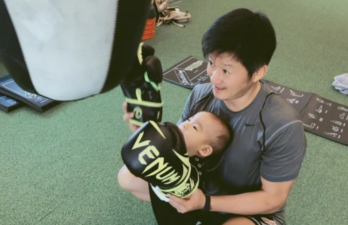 谢楠晒大儿子背影照6岁吴所谓手臂肌肉惊人不愧是吴京的儿子