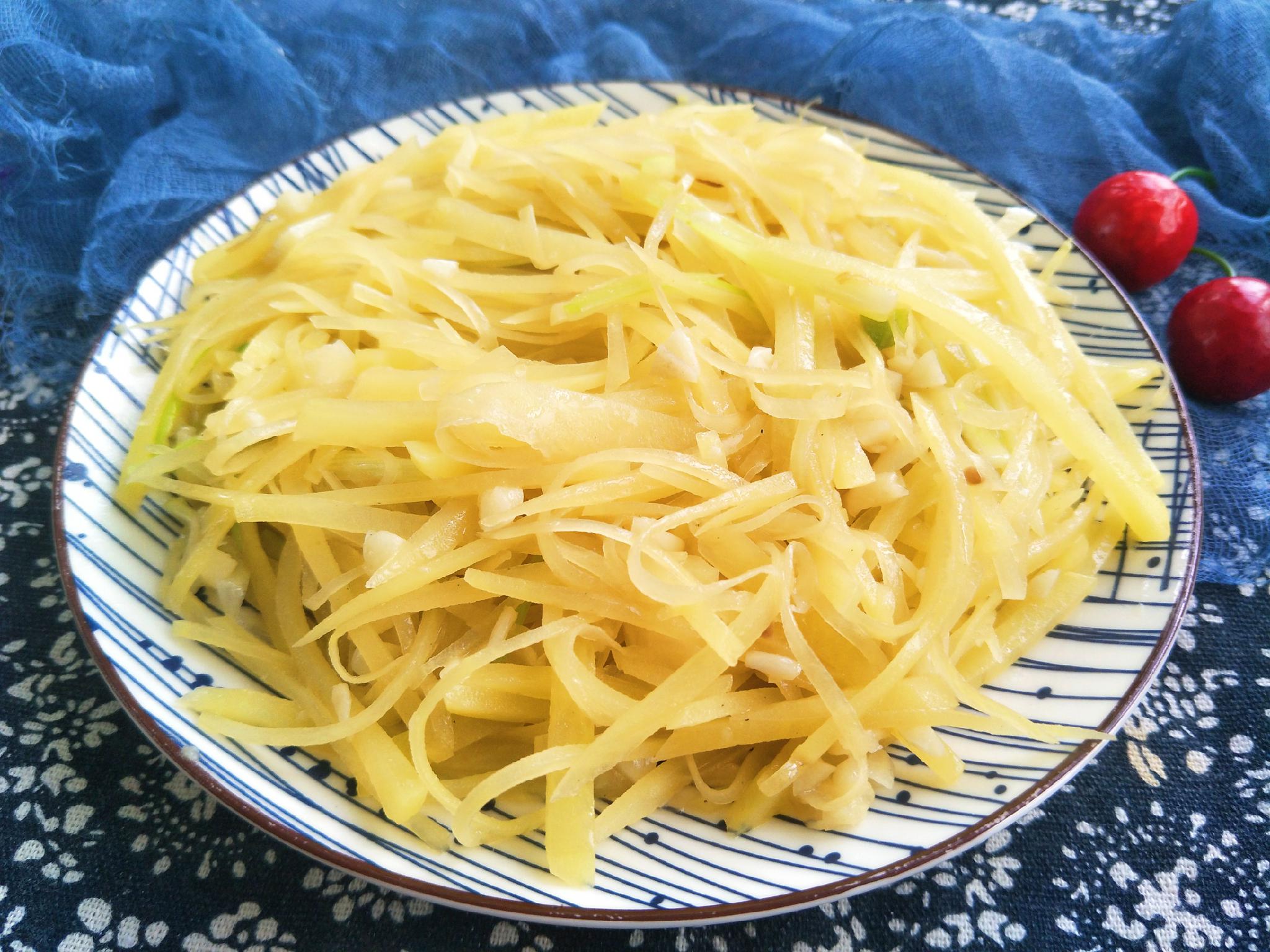 炒土豆丝时,别只知道放醋,多加1味,更提味口感好