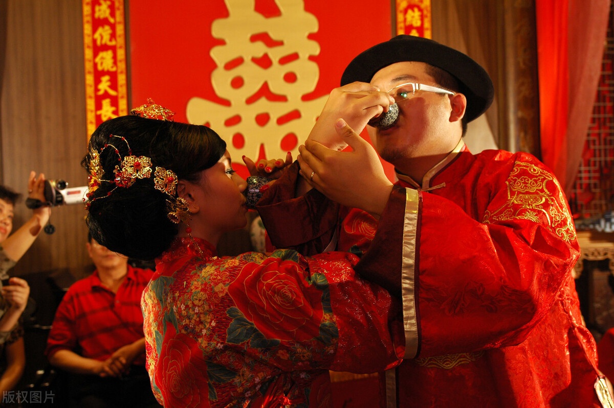 婚礼答谢敬酒宾客借醉起哄指名要茅台新娘退回1百礼金收好