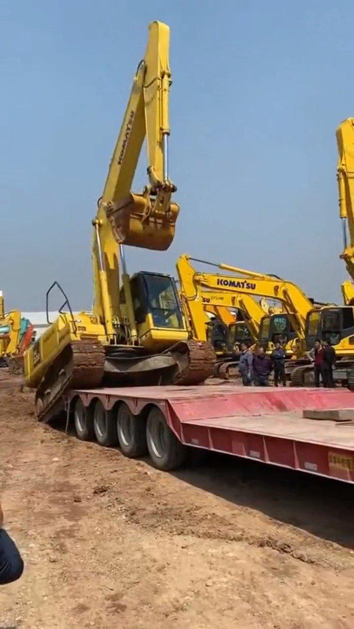 老司机开挖掘机上拖车,这技术太赞了