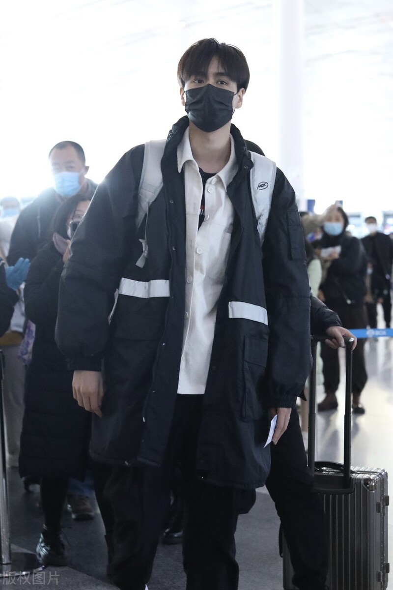 胡一天身穿工装大衣配黑色长裤现身机场,眼神魅惑又迷人