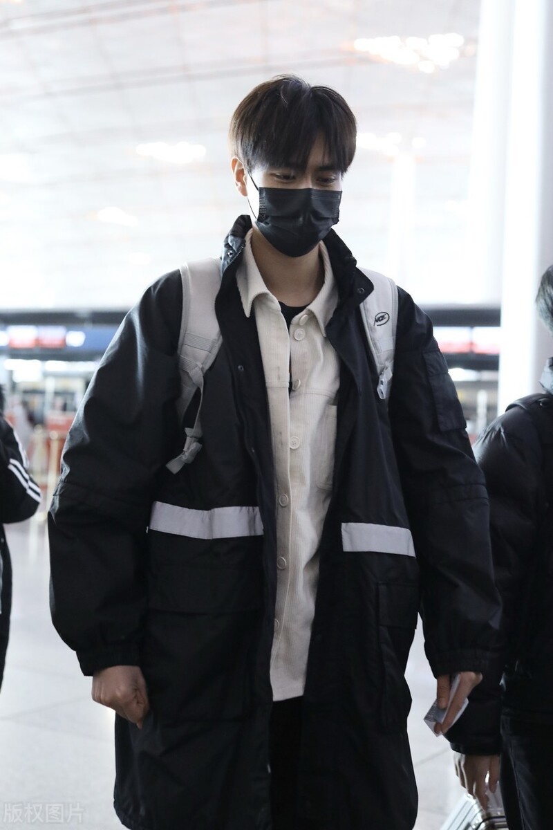 胡一天身穿工装大衣配黑色长裤现身机场,眼神魅惑又迷人