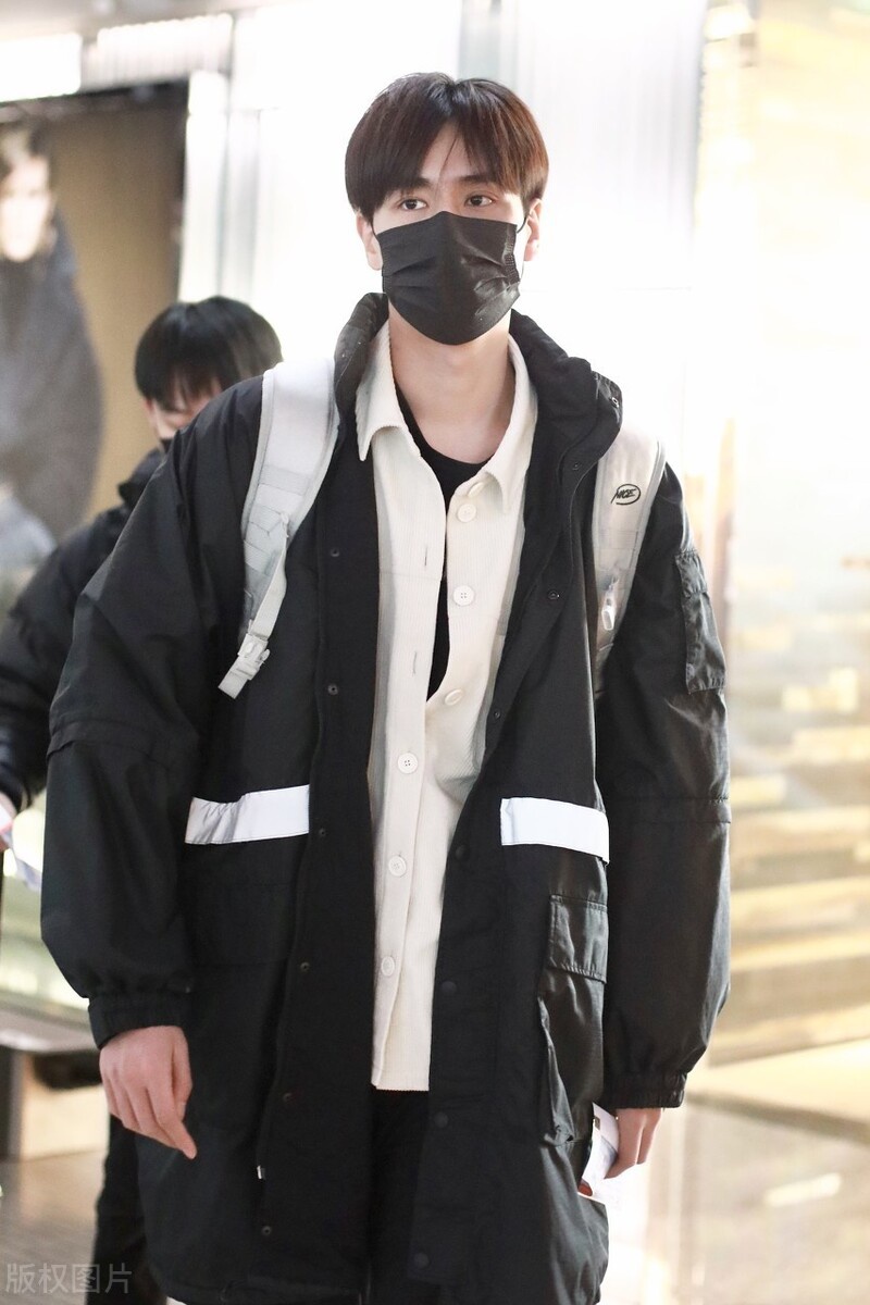 胡一天身穿工装大衣配黑色长裤现身机场,眼神魅惑又迷人